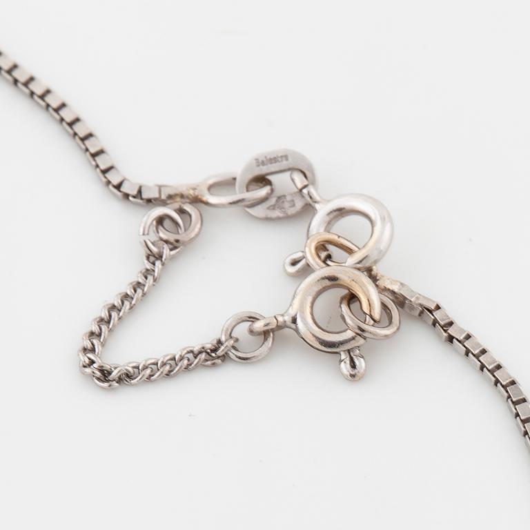 A brilliant cut diamond pendant.