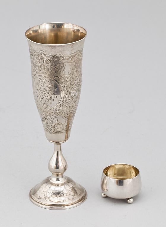 SALTKAR SAMT POKAL, silver, troligen Ryssland, 1868 till omkring sekelskiftet 1900. Totalvikt ca 140 gram.