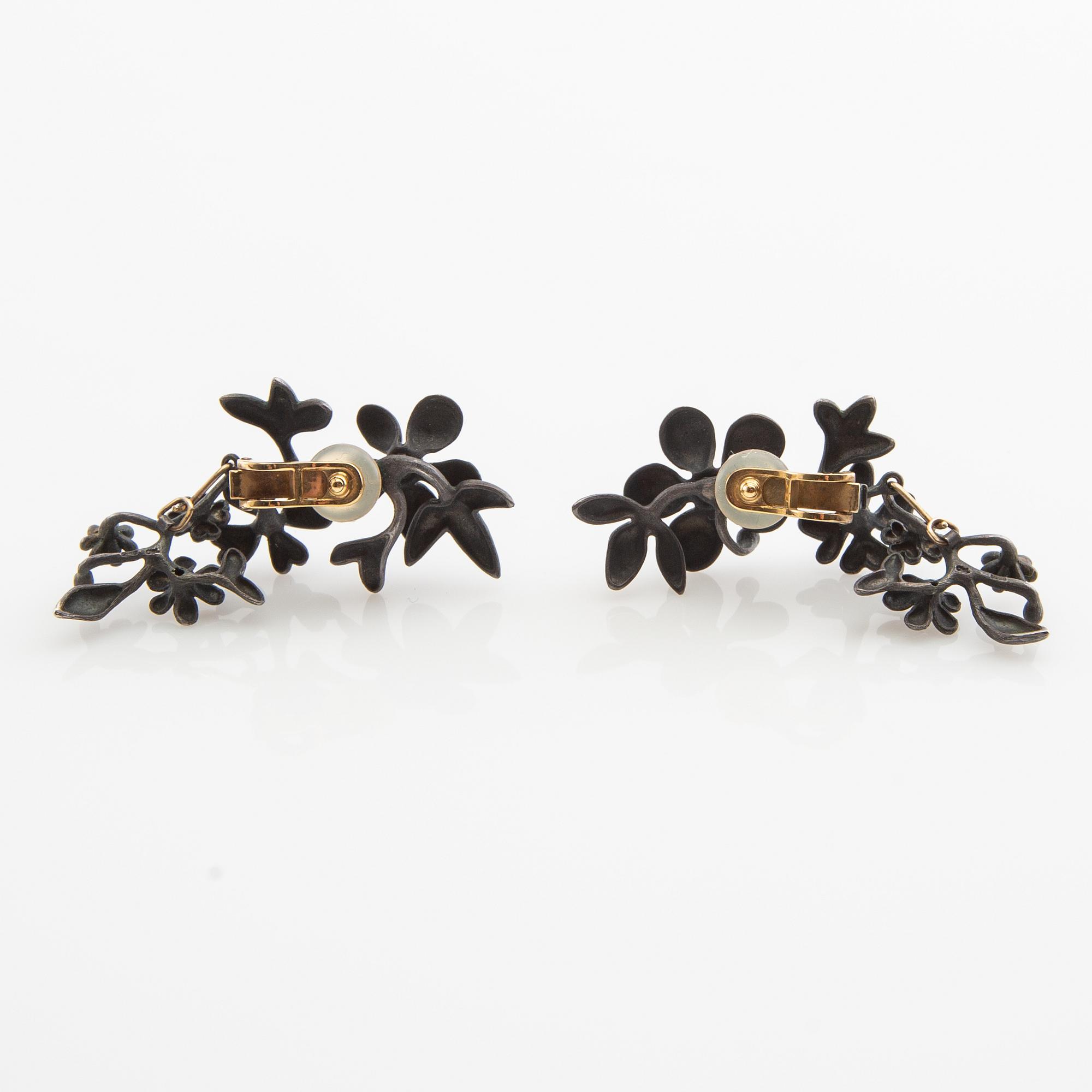 Ole Lynggaard, örhängen, ett par, "Forest", oxiderad silver med rödguldsinfattningar och briljantslipade diamanter samt extra hängen.