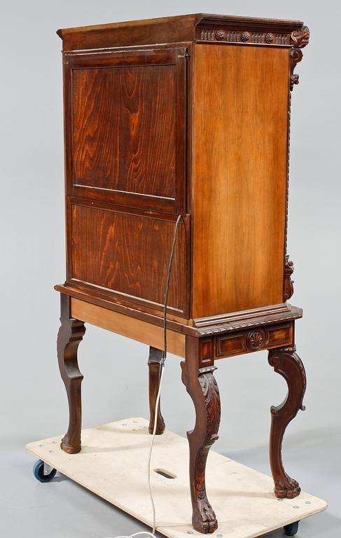 BARSKÅP, barockstil, 1900-talets andra hälft.