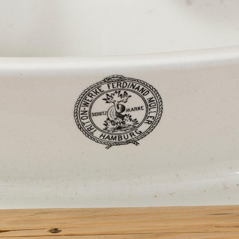 TOALETTSKÅP MED TANK, 1800-talets slut.