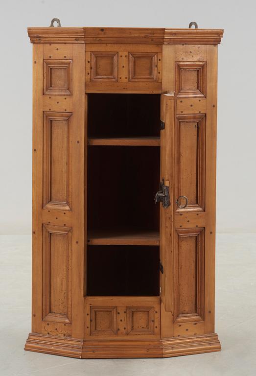 HÖRNSKÅP, 1700-tal.