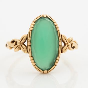 Ring 18K guld med grön sten.