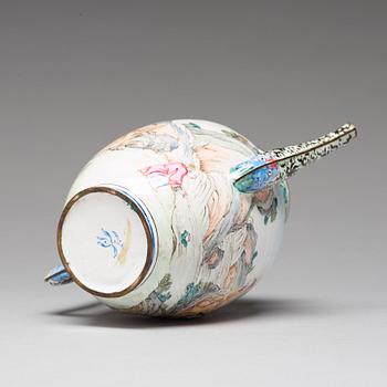 TEKANNA, emalj på koppar. Qingdynastin, 1700-tal.