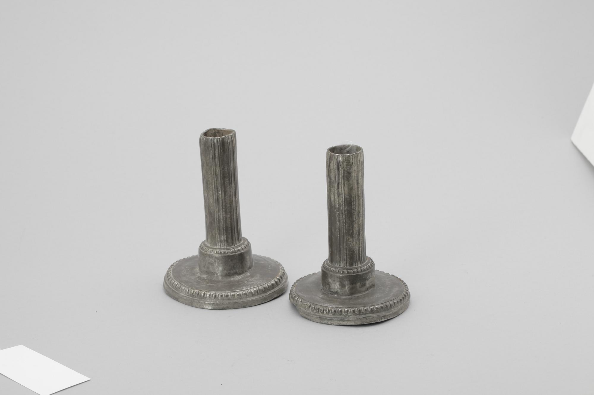 LJUSSTAKAR, ett par. Tenn. Nicolaus Justelius, Eksjö 1806.