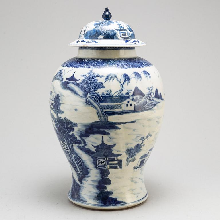 A blue and white export vase with cover, Qing dynasty, Qianlong (1736-95).