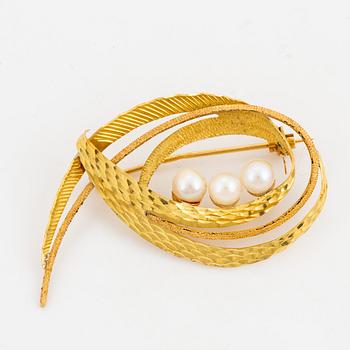 Two gold brooches with pearls.