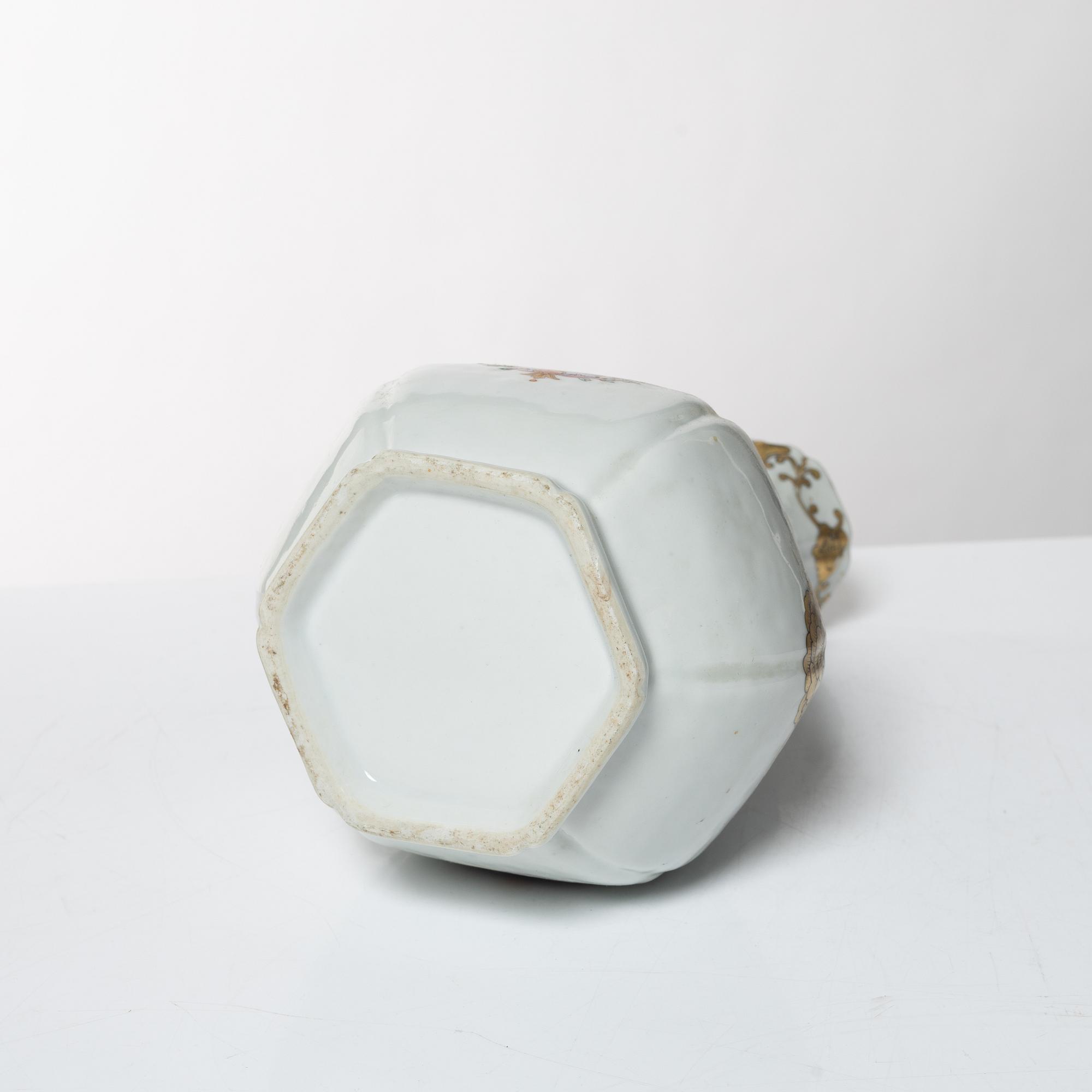 Flaska, vapenporslin. Qingdynastin, 1700-tal.