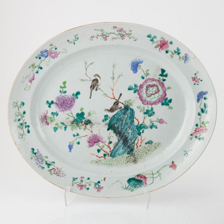 Two large serving dishes, Qing dynasty, 19th Century.