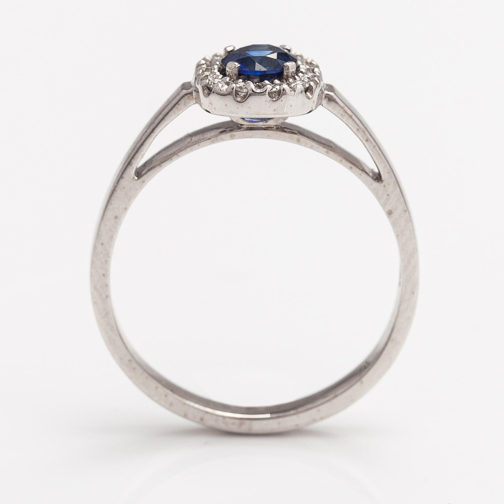 A 14K white gold ring with a sapphire and diamonds ca. 0.07 ct in total. Kultajousi 2016.