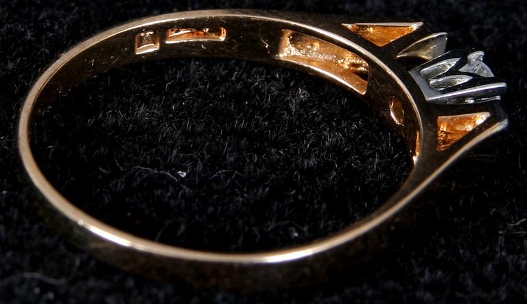 RING, 18K guld samt 3 briljantslipade diamanter. Tot vikt 3 gram.