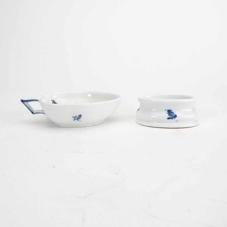 Service "Blå blomst" 74 dl Royal Copenhagen Denmark 1900s porcelain.