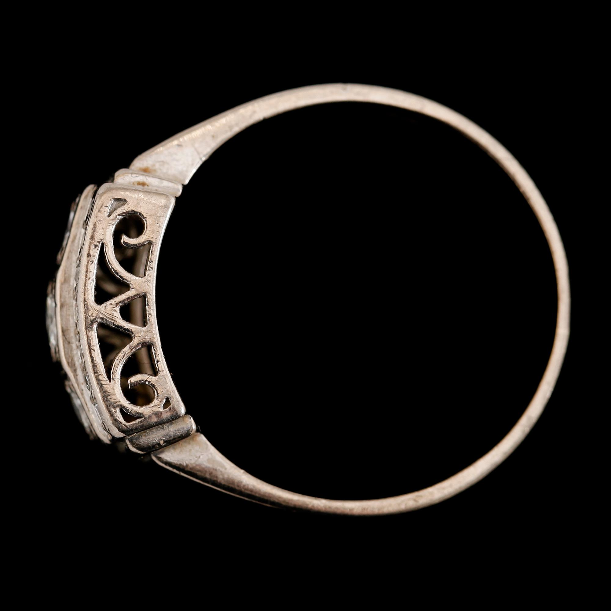 RING, 18K vitguld med diamanter tot ca 0.46 ct, Göteborg 1977.  Vikt ca 5,7 gram.