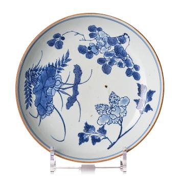 A blue and white dish, Tianqi/Chongzhen, 17th century.