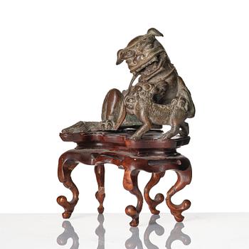 A bronze sculpture of a buddhist lion and her puppy, Qing dynasty, 19th Century.