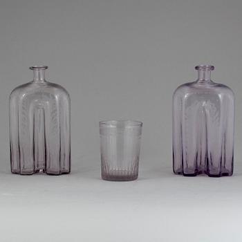 GLAS samt FLASKOR, 2 stycken, glas, 1800-tal.