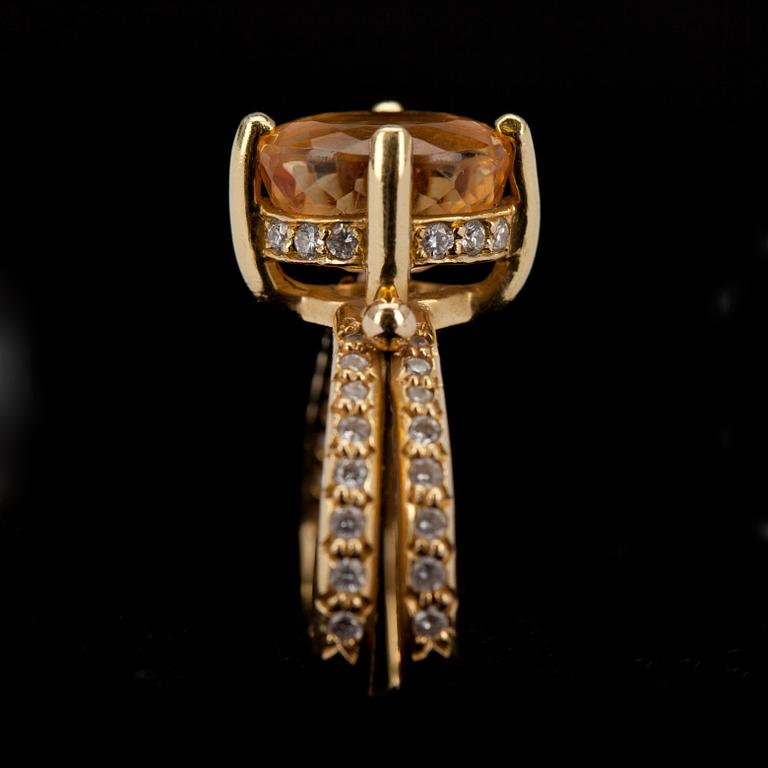 RING, guld 18K, med gul topas 3,3 ct samt små diamanter tot. 0,50 ct. TEMPLE ST. CLAIR. Vikt tot. 6,9 g.