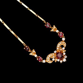 COLLIER, 18 k, med rubiner samt briljanter. Total vikt med stenar ca 11 g.