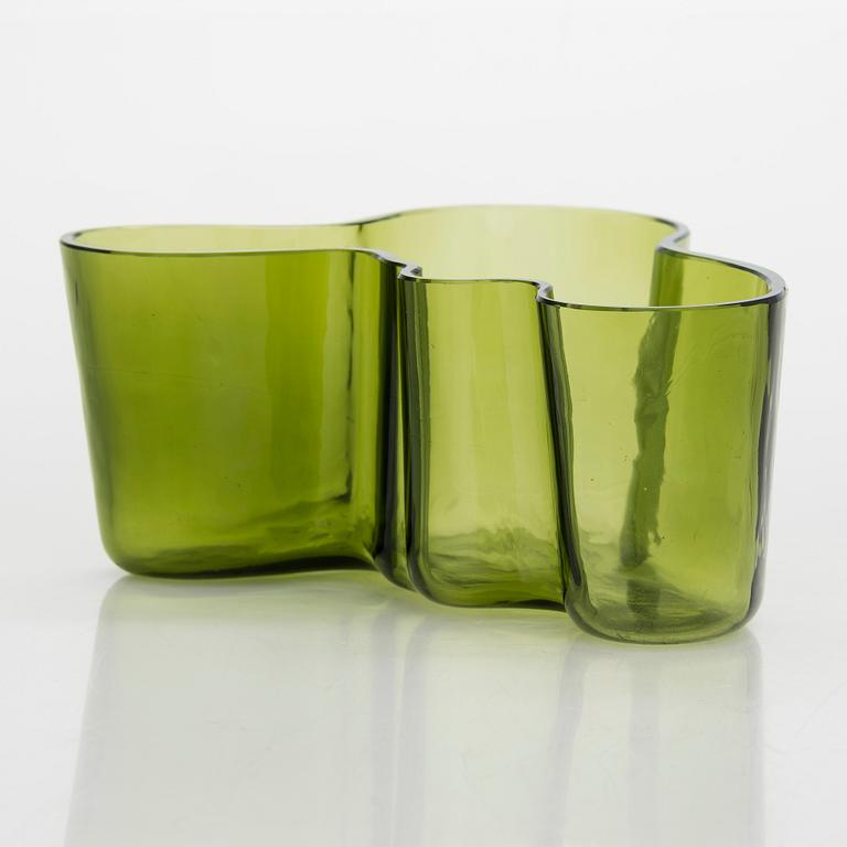 Alvar Aalto,  A '9750' vase Karhula Glassworks in production 1937-1949.
