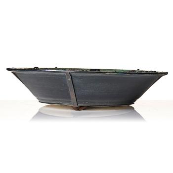 Birger Kaipiainen, a large decorative stoneware dish, Arabia, Finland, probably 1970s.