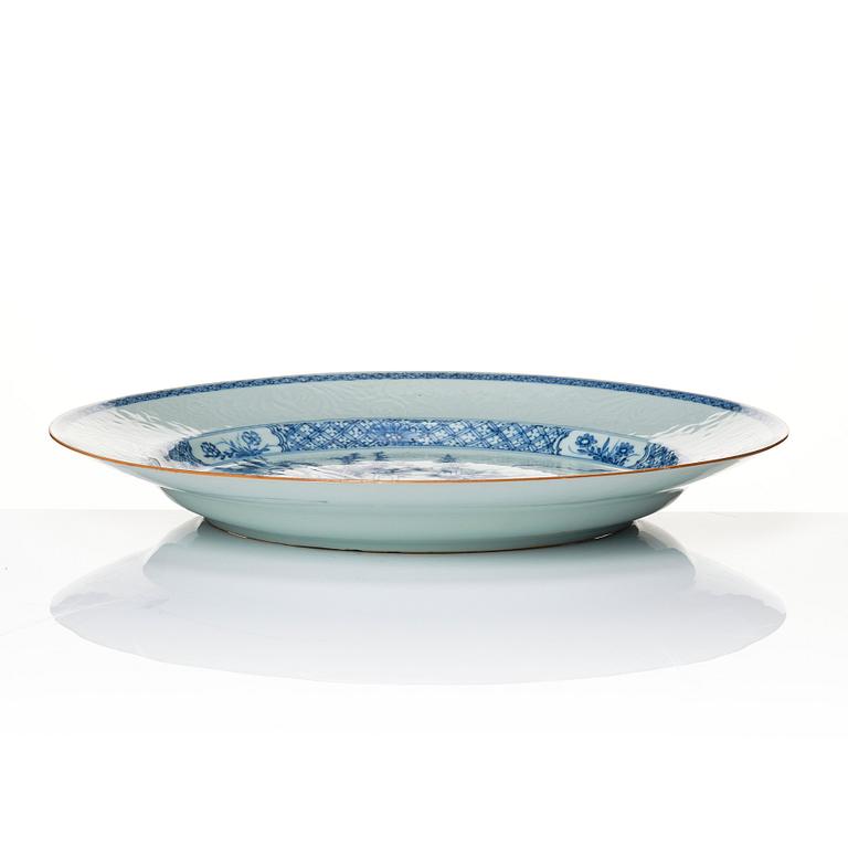 A blue and white Chinese Export serving dish. Qing dynasty, Yongzheng (1723-35).