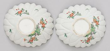 A pair of flower shaped famille verte dishes, presumably late Qing dynasty (1644-1912).
