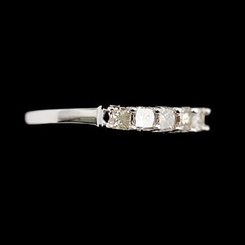 RING, 14 k vitguld, 5 princesslipade diamanter tot ca 0.74 ct.