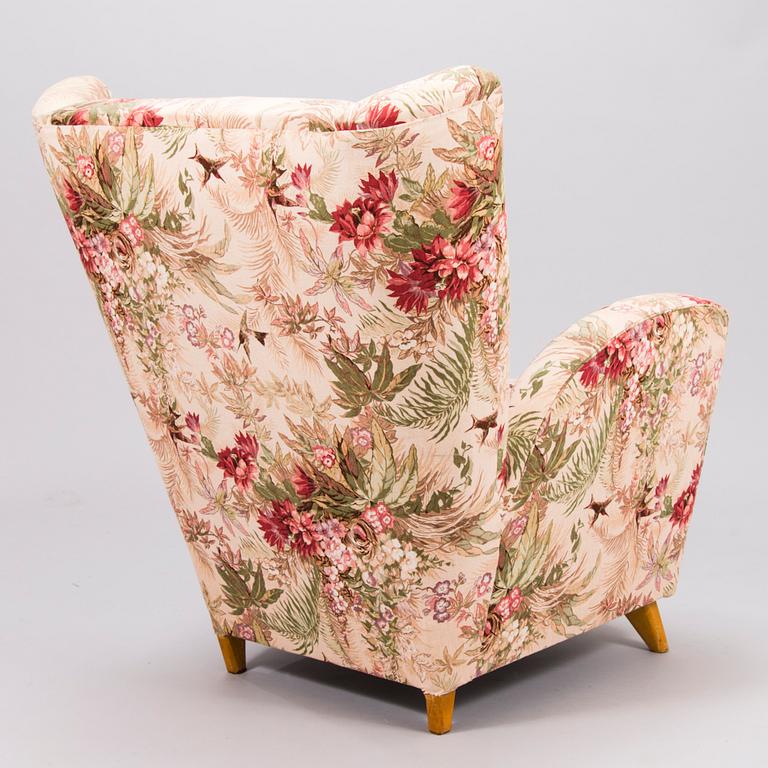 A mid-20th-century armchair.
