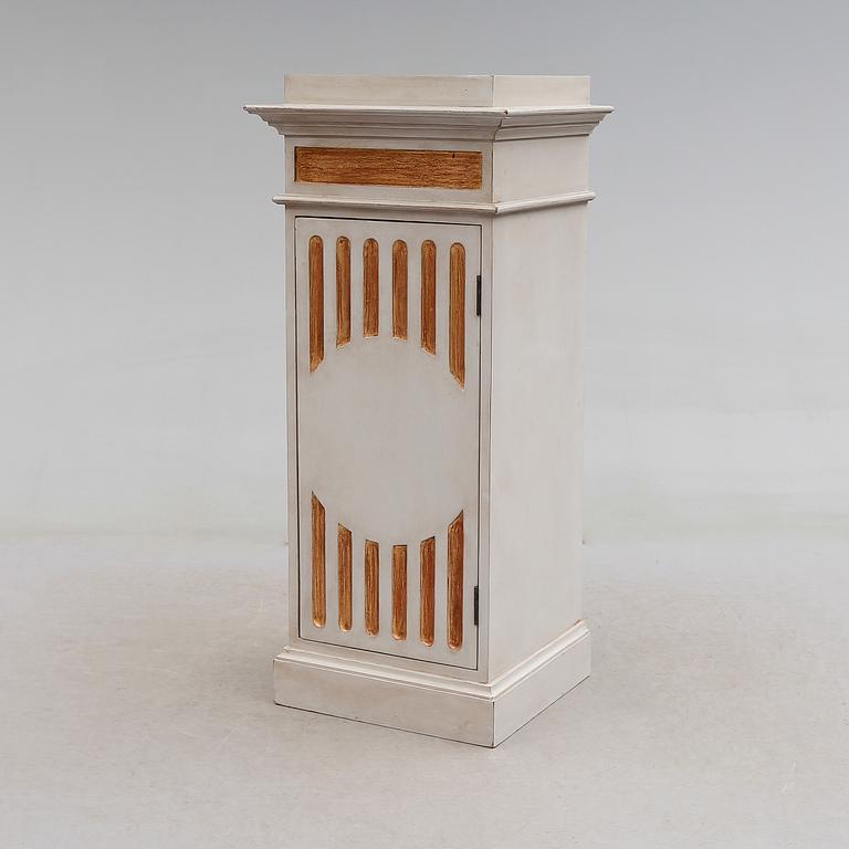 KOLONNSKÅP, gustaviansk stil, 1900-talets senare del.