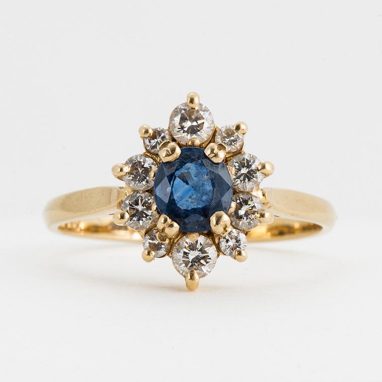 Ring, guld med safir och briljantslipade diamanter.