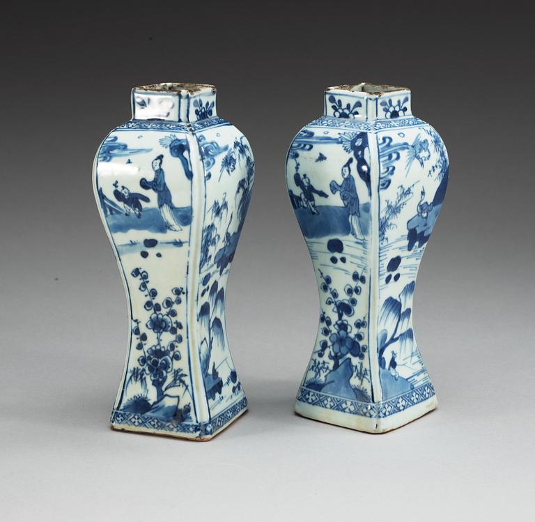 A pair of blue and white transitional vases, 17th Century.