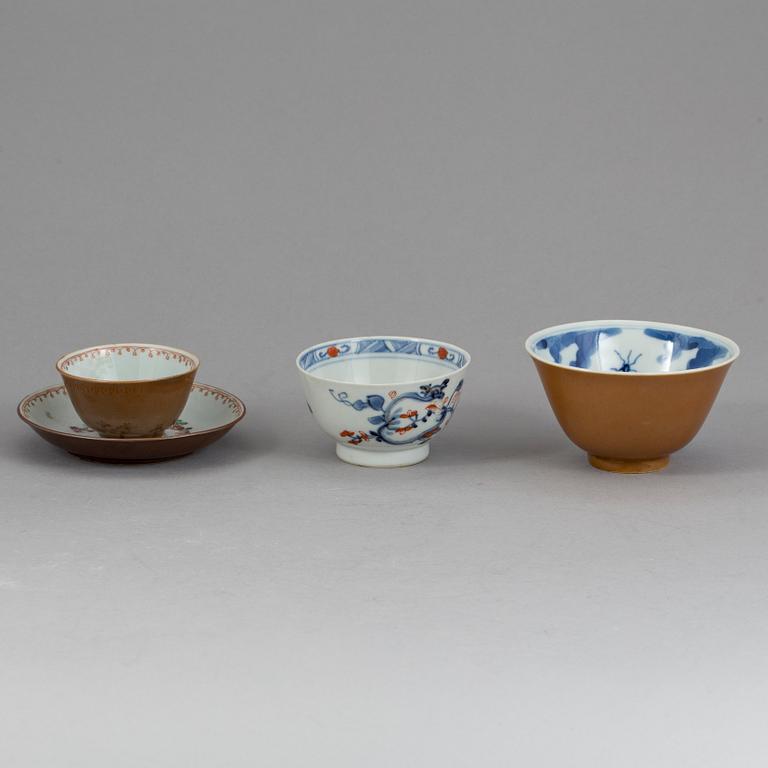 KOPPAR, 3 st olika. Porslin, Kina, 1700-tal.