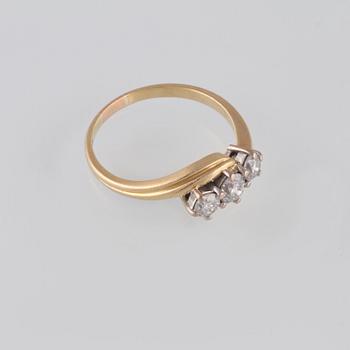 RING, 18K guld med 3 briljantslipade diamanter, totalt ca 0.75 ct. Vikt 4,1 gram.