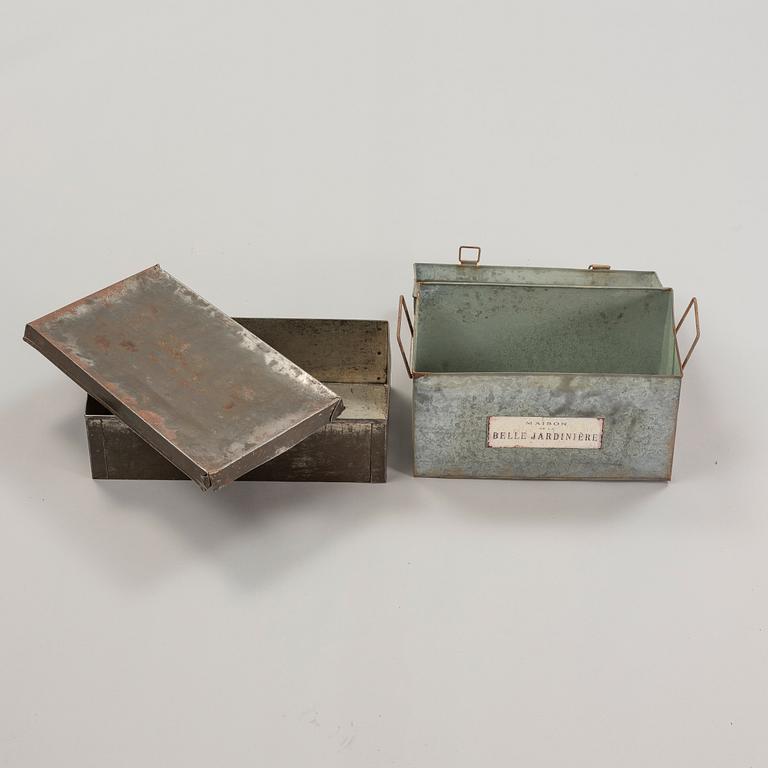 A set of 14 pcs metal boxes.