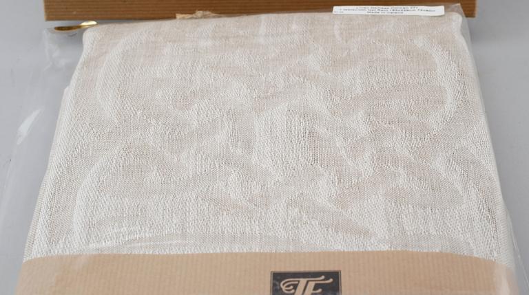 DUK, linnedamast, "Dolmen", Fergusons Irish Linen. 183 x 229 cm.