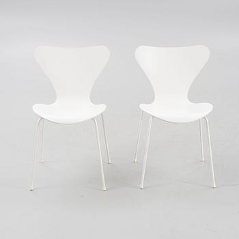 Arne Jacobsen, stolar, ett par, ”Sjuan", Fritz Hansen, Danmark 2015.