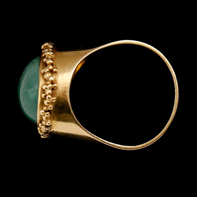 RING, 18 k guld, smaragd. Total vikt ca 27 g.