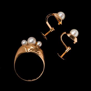 RING samt ÖRHÄNGEN, 18k guld med pärlor, 1960-67. Tot ca 5 gr.
