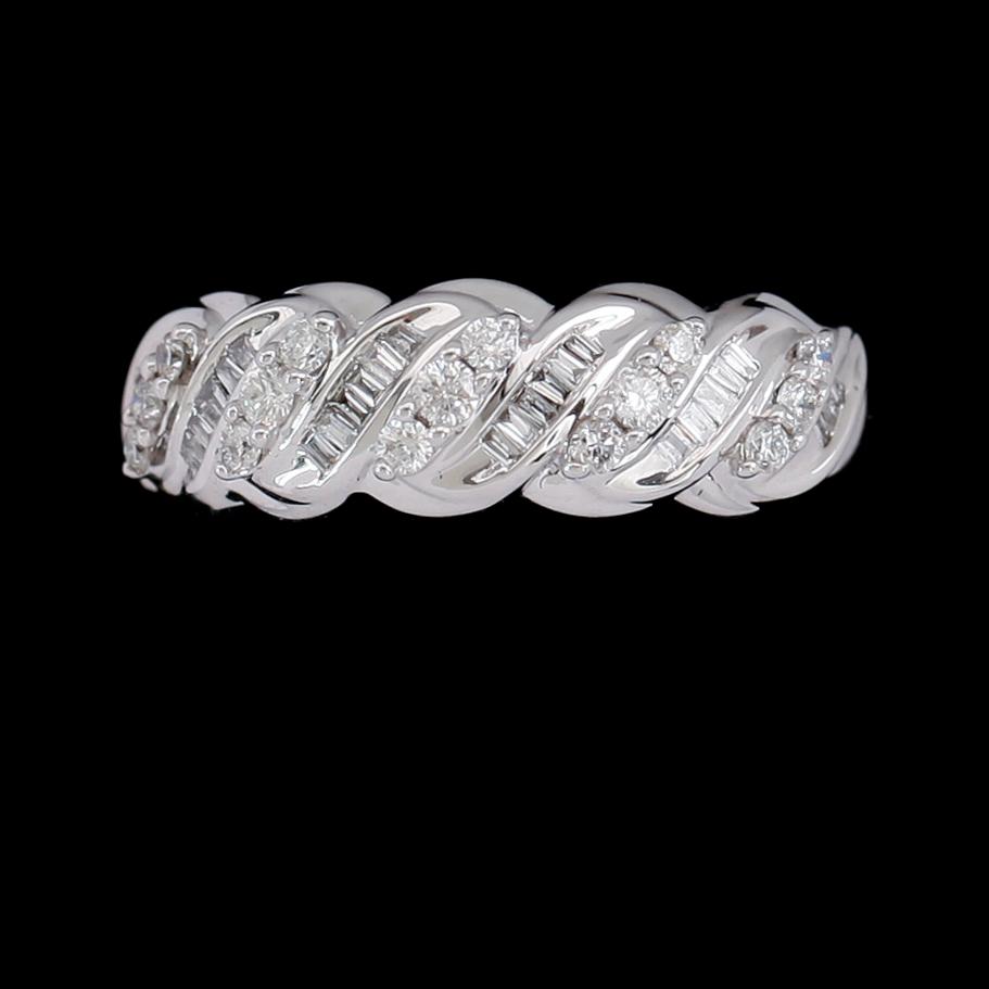 RING, 10 k vitguld, briljant- och baguettslipade diamanter tot 0.38 ct.