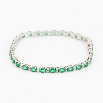 Bracelet, 18K white gold with emeralds and brilliant-cut diamonds.