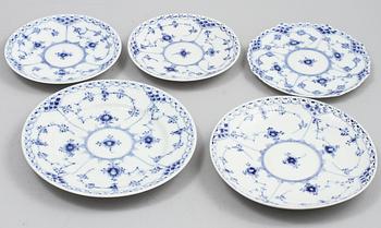 SERVISDELAR, 80 st, porslin, "Musselmalet", Royal Copenhagen, 1900-talets andra hälft.