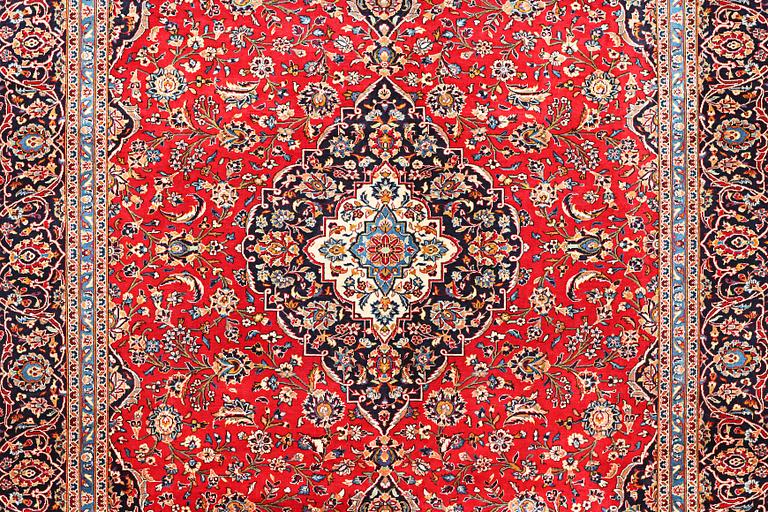 A Kashan carpet, c. 412 x 300 cm.