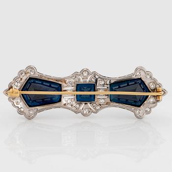 Brosch 18K guld med safirer totalvikt ca 40.00 ct samt gammal- och åttkantslipade diamanter.