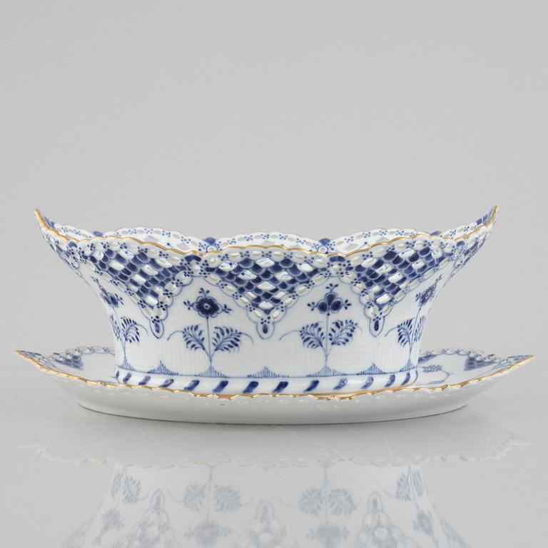 A 'Blue Fluted Full Lace' / 'Musselmalet' porcelain basket / fruit bowl with stand, Royal Copenhagen, post 1923.