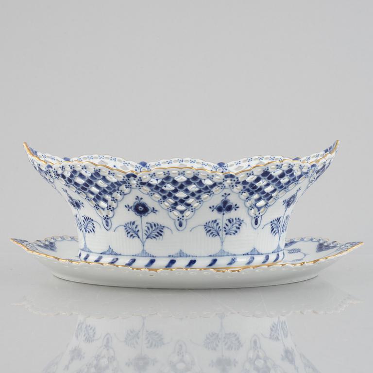 A 'Blue Fluted Full Lace' / 'Musselmalet' porcelain basket / fruit bowl with stand, Royal Copenhagen, post 1923.