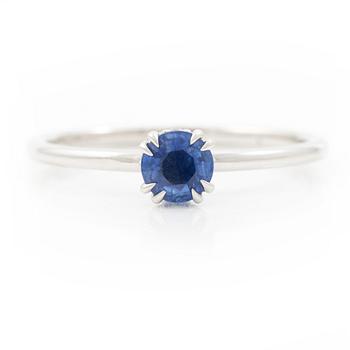 Ring 14K vitguld med safir och små briljantslipade diamanter.