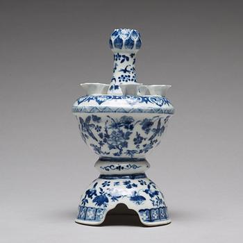 A blue and white tulip vase, Qing dynasty, 19th Century.