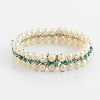 An 18K gold and cultured pearl bracelet.