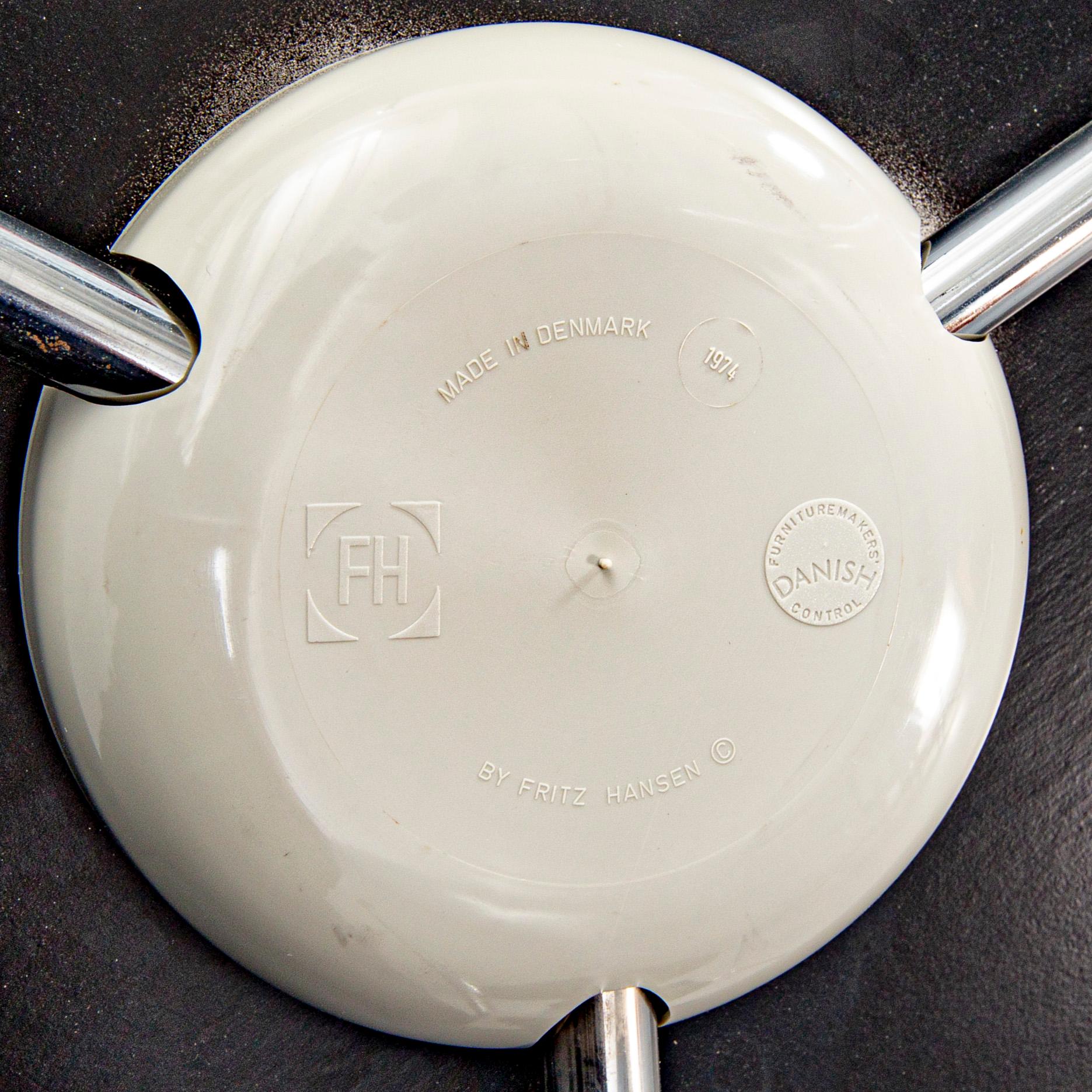 Arne Jacobsen, stolar ett par "Myran" för Fritz Hansen 1991.