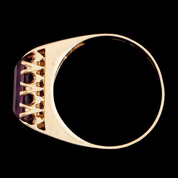 RING, 18K guld, svenska stämplar Stigbert 1962, ametist. Vikt ca 4,9 g.